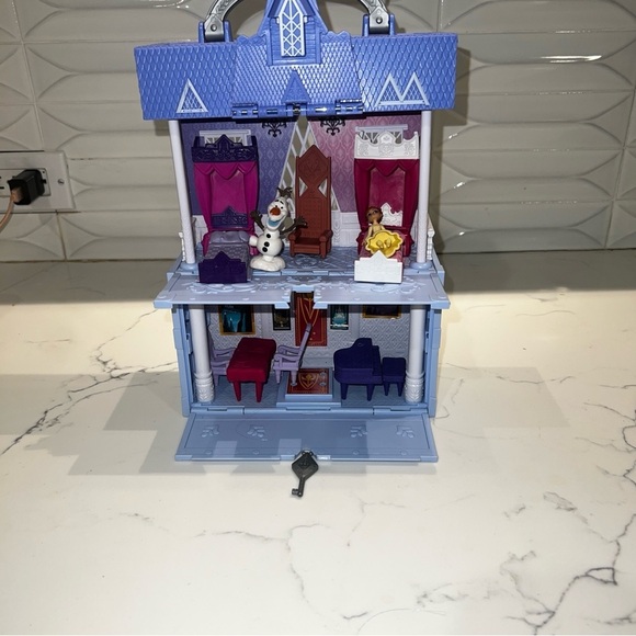 Disney Frozen 2- Pop Adventures Arendelle Castle Playset - Picture 3 of 5